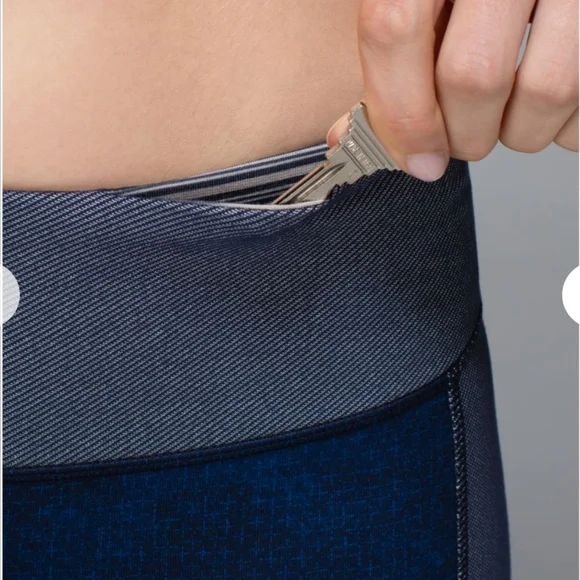 LULULEMON *Special Edition* Wunder Under Crop - Blue/Black/White - Size 4 - Picture 8 of 13